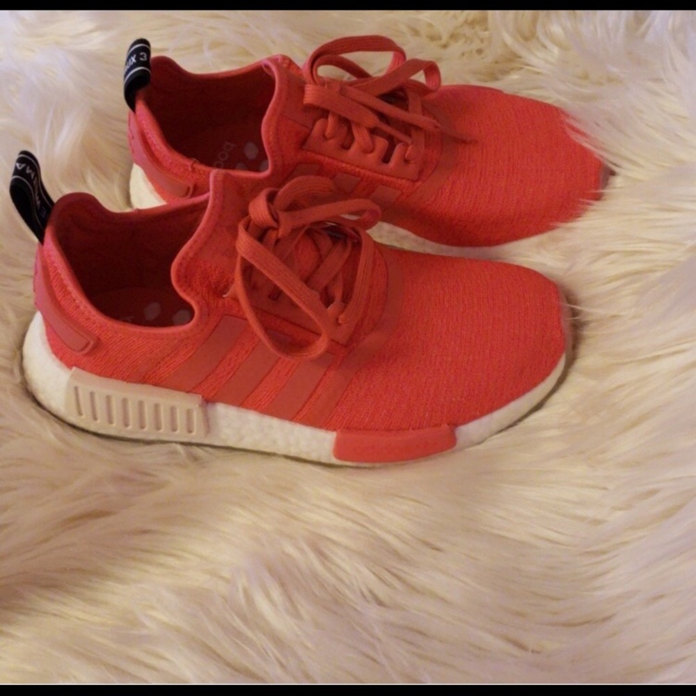 EUC WOMEN’S ADIDAS NMD R1